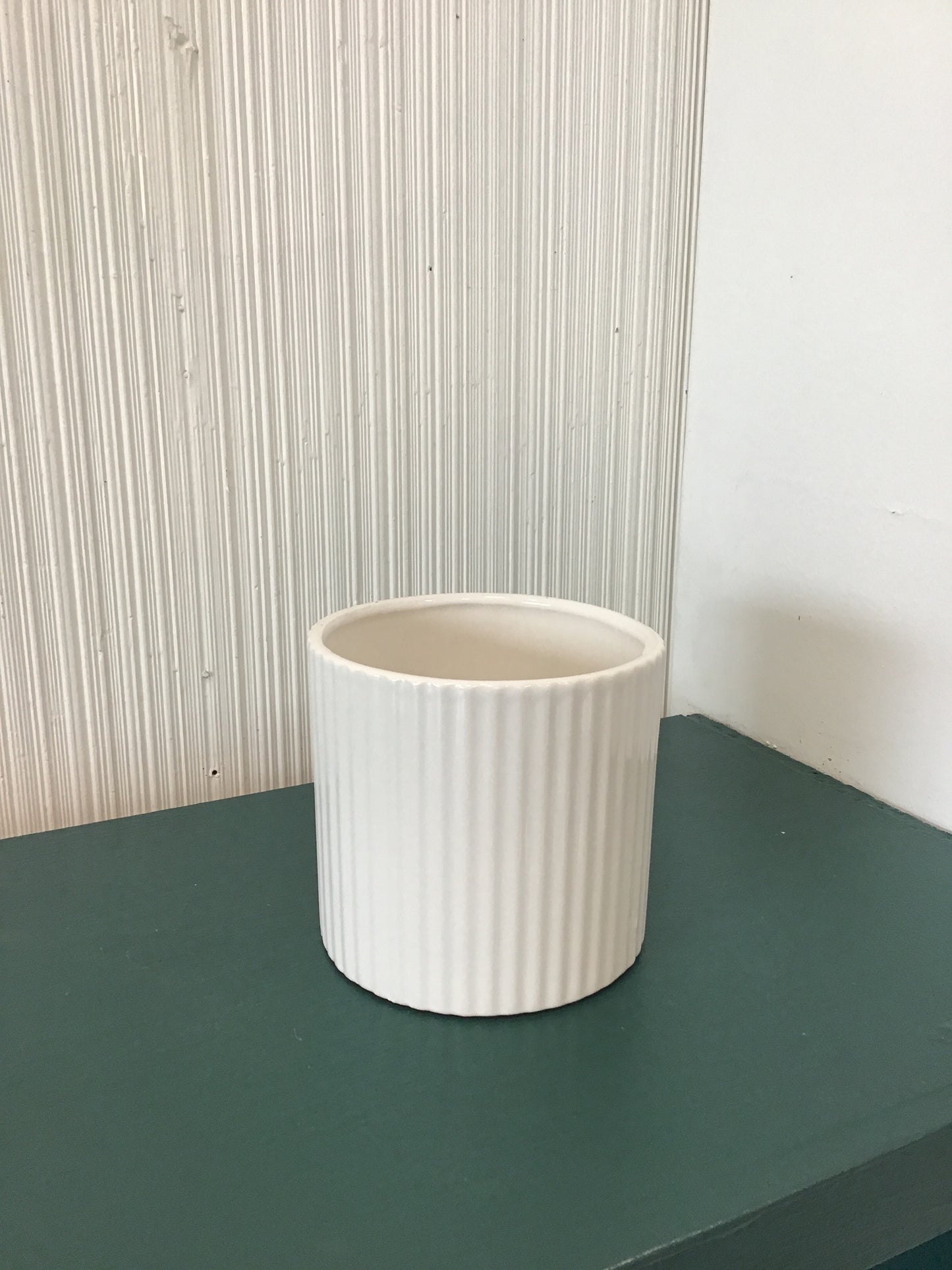 White Glossy Ribbed Pot