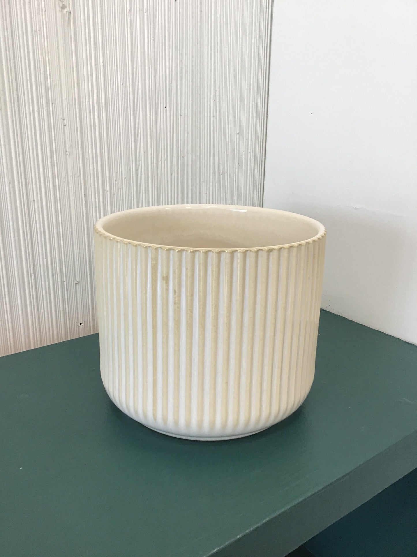 Cream Ribbed Pot