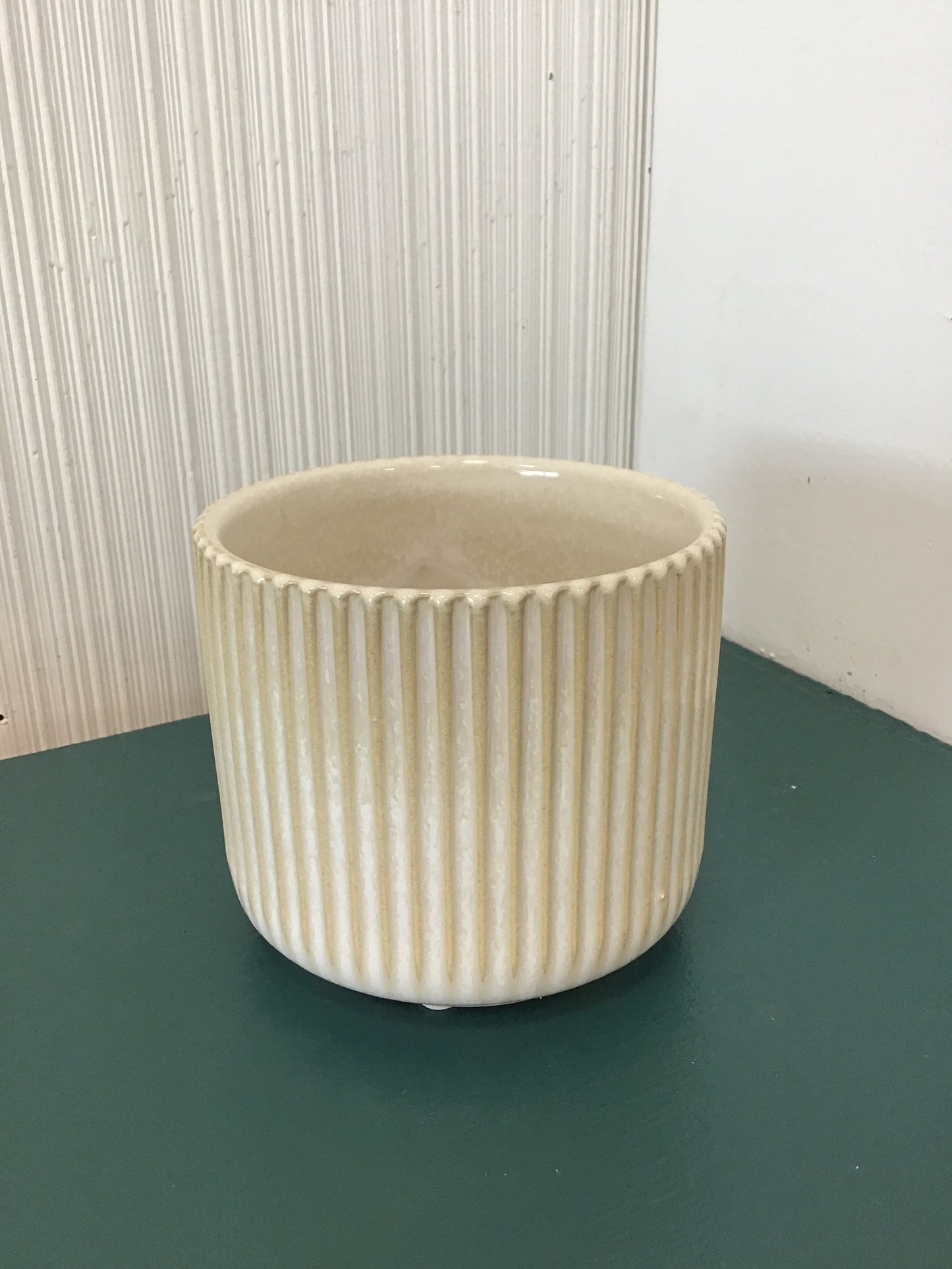 Cream Ribbed Pot